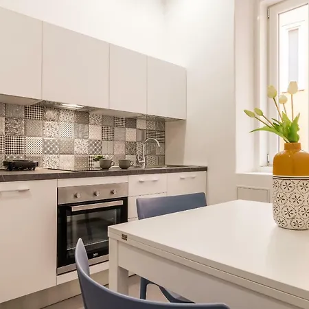 Elegante 8 Posti Vicino Stazione - Grey E Blu טריאסטה