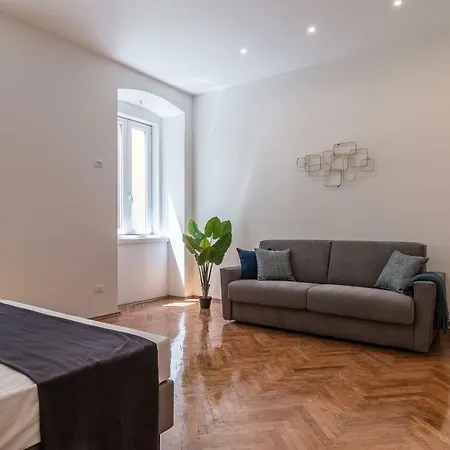 Elegante 8 Posti Vicino Stazione - Grey E Blu *