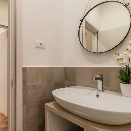 Elegante 8 Posti Vicino Stazione - Grey E Blu דירה