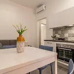 Elegante 8 Posti Vicino Stazione - Grey E Blu Appartement Triëst