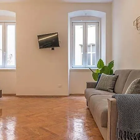 Elegante 8 Posti Vicino Stazione - Grey E Blu