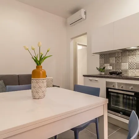 Elegante 8 Posti Vicino Stazione - Grey E Blu Apartman Trieszt